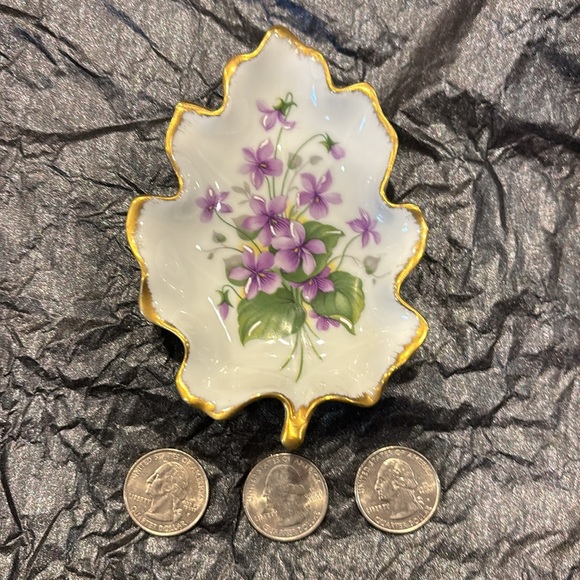 Vintage Limoges trinket dish “chamart” pattern - violets with gold trim - Picture 4 of 4